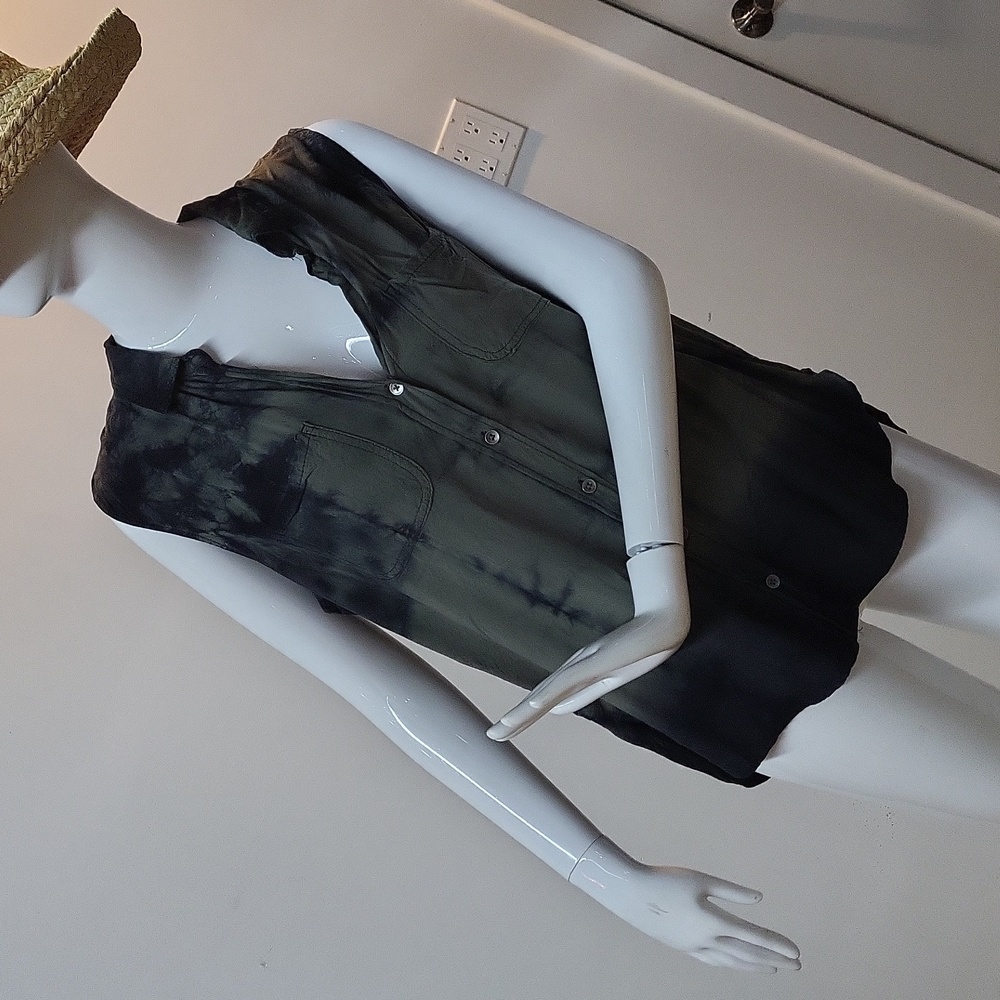 Rock & Republic Rayon Sleeveless Button Down Top